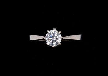 564. SORMUS, briljanttihiottu timantti n. 0.58 ct. Leimattu RVH, Tukholma 1975. 18K valkokultaa, paino 2,2 g.