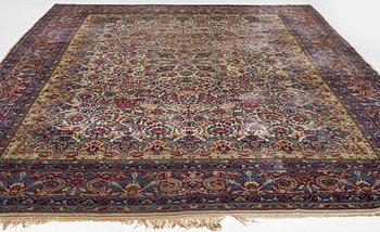 A Kerman carpet, approx. 420 x 300 cm.