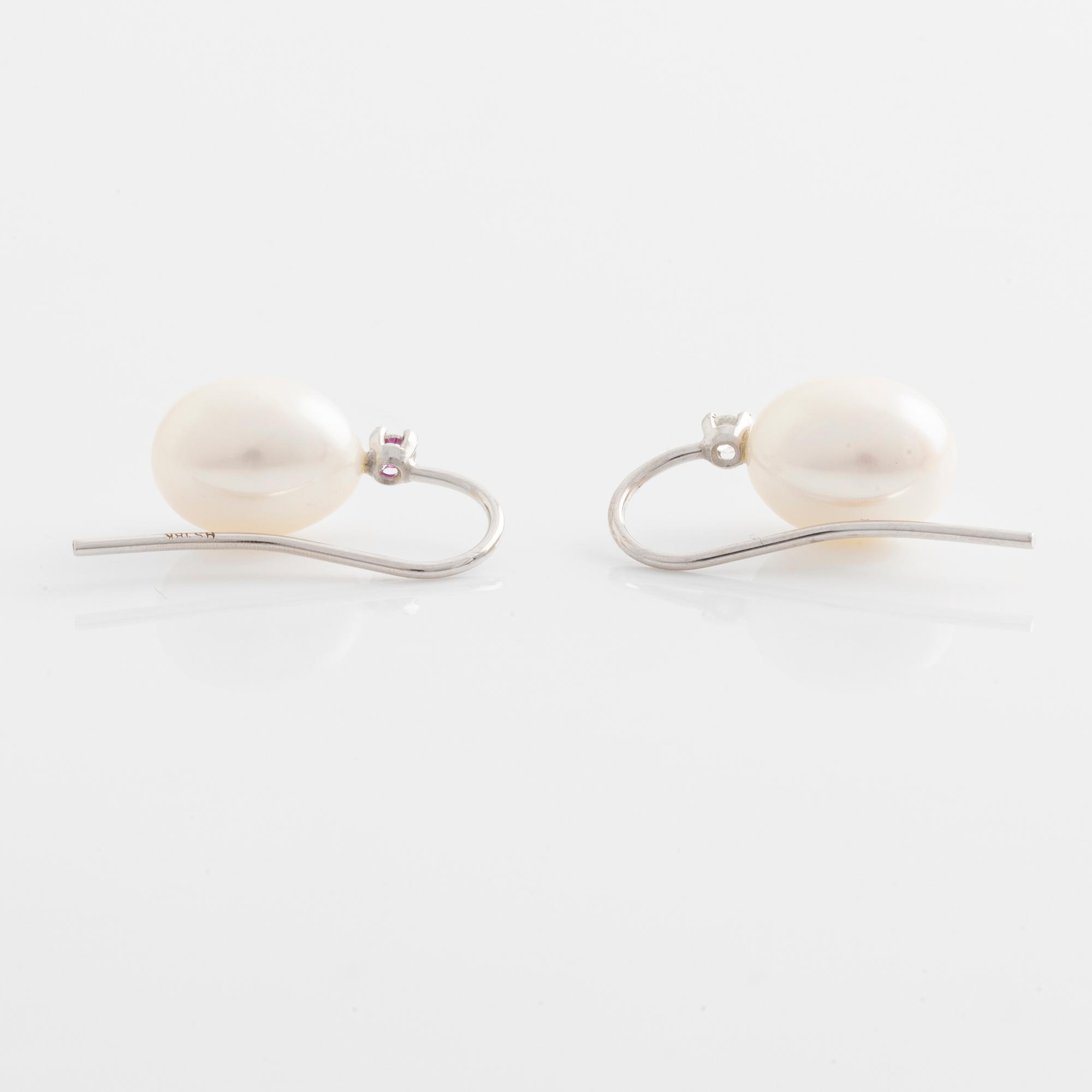 Örhängen med odlade pärlor och briljantslipade diamanter.