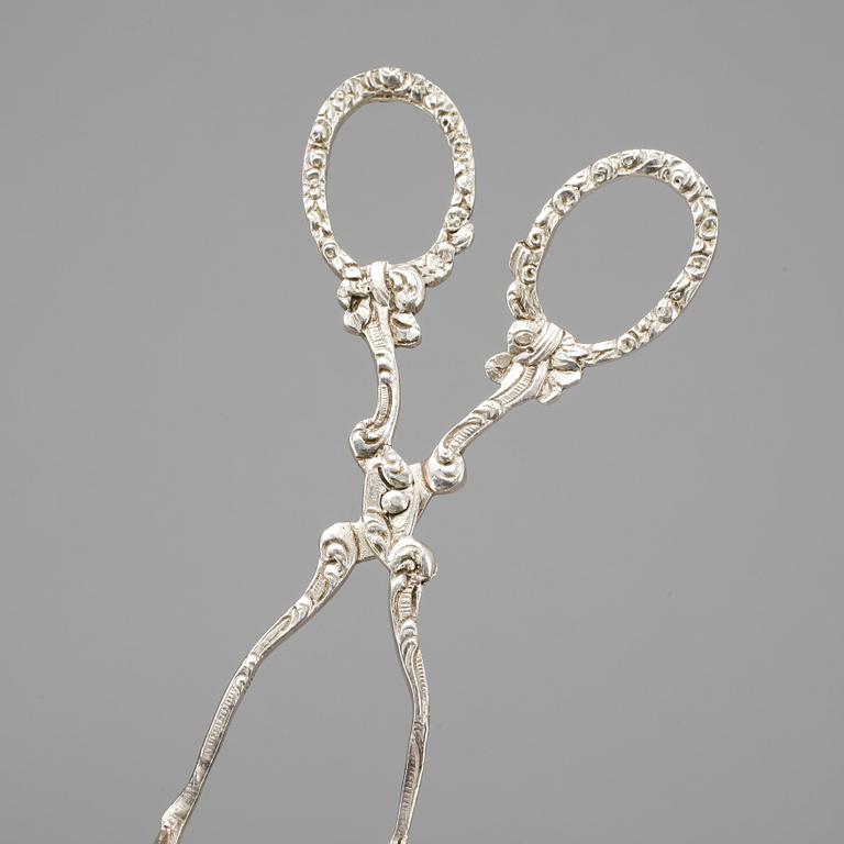 SERVISDELAR samt TÅNG, 15 st, silver, bland annat CG Hallberg, Stockholm, 1939 . Vikt ca 362 gram.