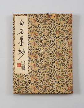 BOK med TRÄSNITT. 12 färgträsnitt efter målningar av Qi Baishi. Utgiven av Rong Bao Zhai, Beijing 1959.