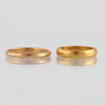 RINGAR, 2 st, 18K samt 23K guld, RS Westerdahl, Örebro samt J Pettersson, Stockholm. Vikt 12,1 gram.