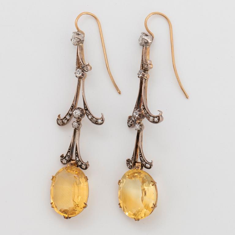 Ett par örhängen 14K guld och silver med fasettslipade citriner och runda briljant- och gammalslipade diamanter.