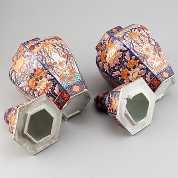 A pair of Japanese imari jars with covers, Meiji period (1868-1912).