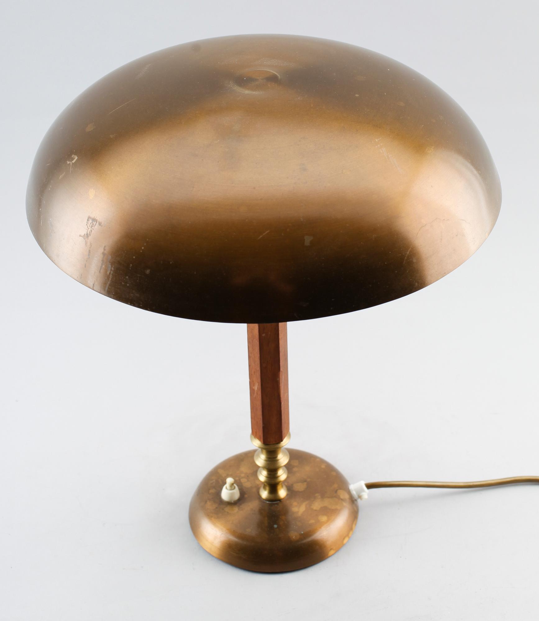 BORDSLAMPA, metall och teak, 1900-talets första hälft.