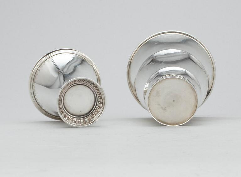 BÄGARE, två stycken, silver. CF Carlman, 1928 resp CG Hallberg 1938. Total vikt ca 207g.