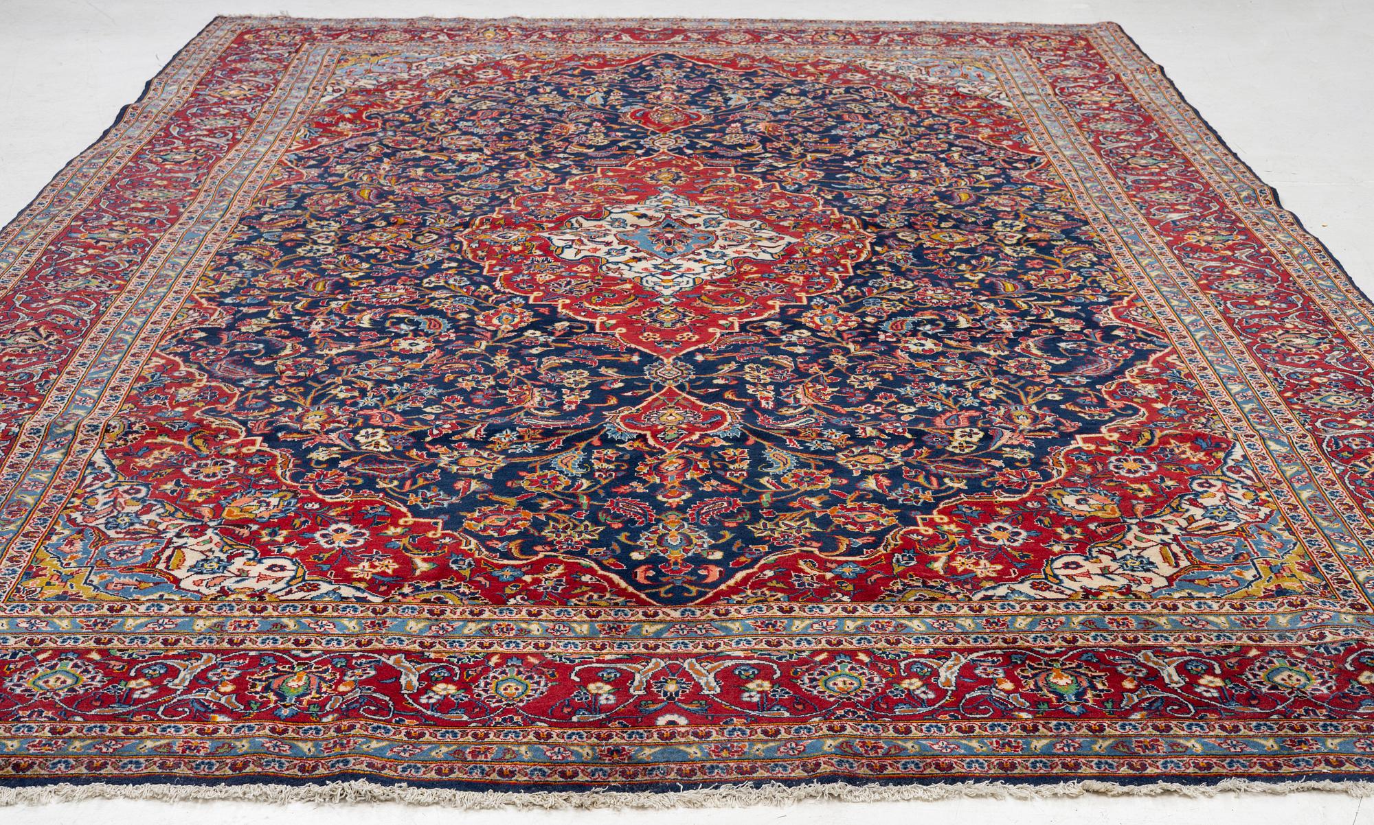 A Kashan carpet, a. 420 x 290 cm.