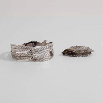 GERTRUD ENGEL, för A Michelsen, Stockholm, 1953, brosch samt armring.