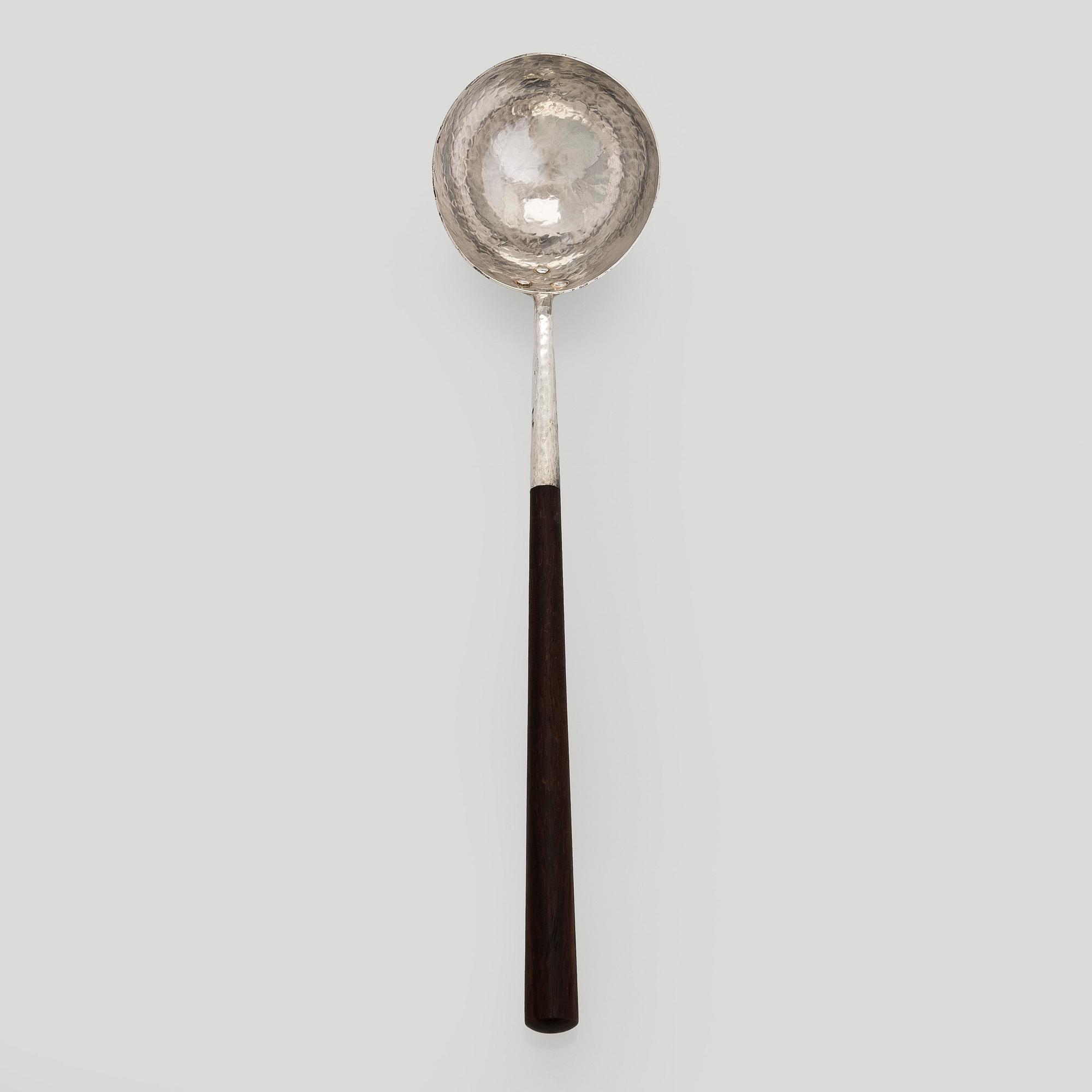 Tapio Wirkkala, boolimalja ja -kauha, hopeaa, palisanteri, Kultakeskus, Hämeenlinna, 1969.