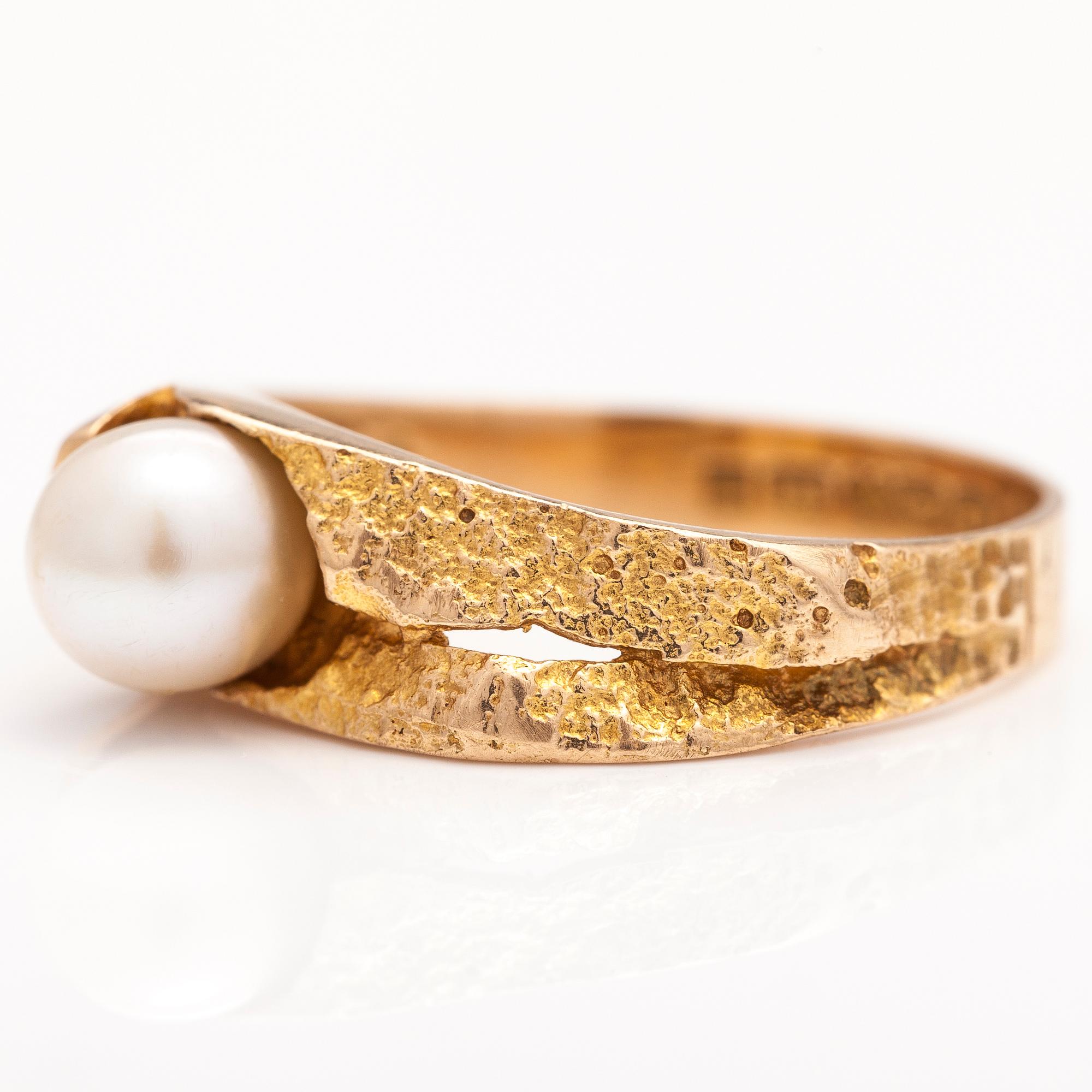 BJÖRN WECKSTRÖM, A 14K gold ring with a cultured pearl "Polar spring". Lappoina 1970.