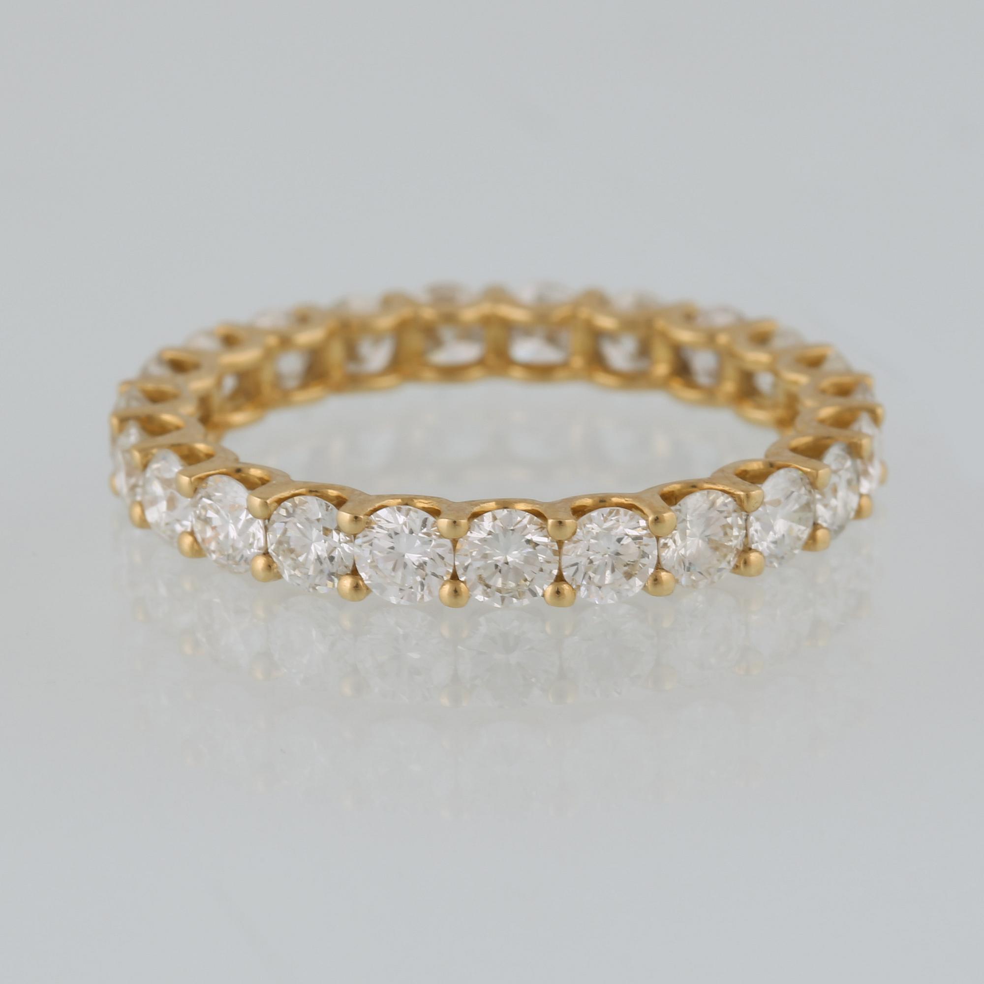 RING, 18K guld med 23 briljantslipade diamanter, 2.09 ct. Vikt 2,1 gram.