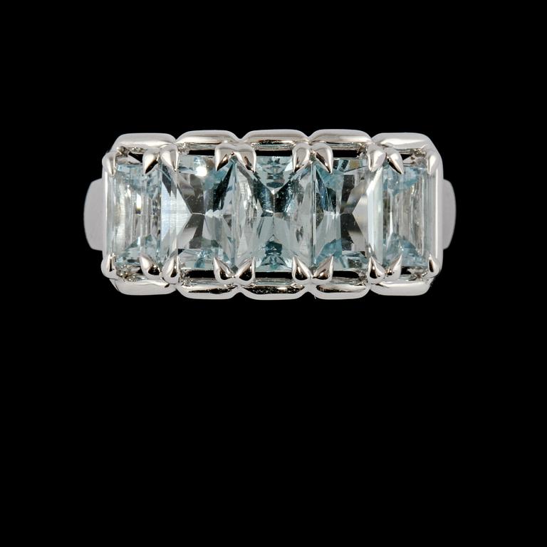 RING, 18K vitguld med 5 fasettslipade akvamariner 2.00 ct enligt gravyr. Vikt 5,7 gram.