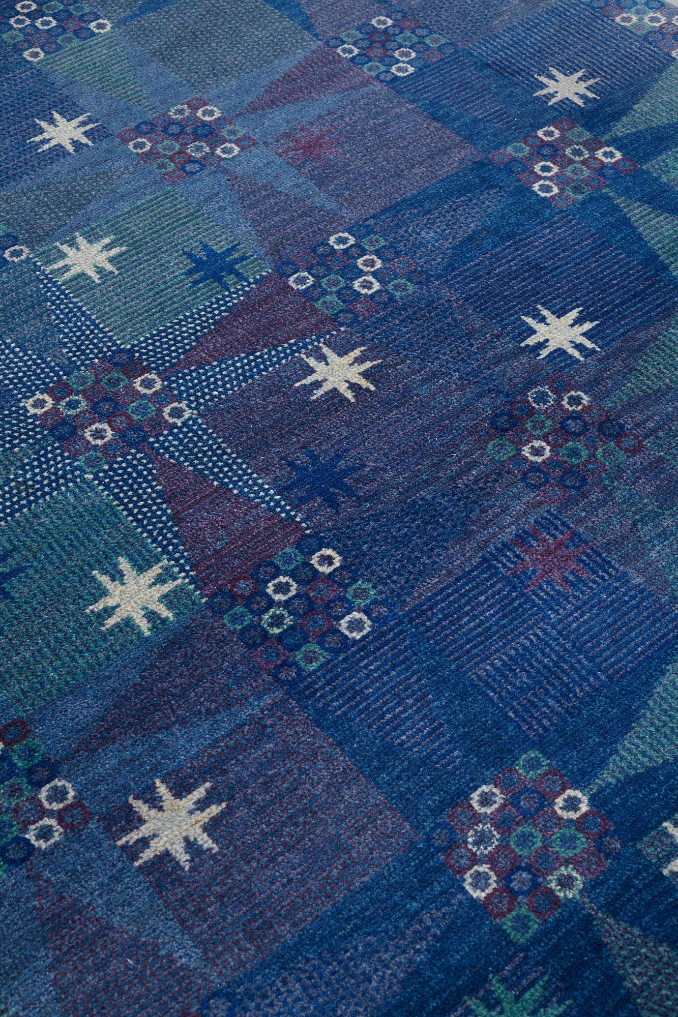 Barbro Nilsson, matta, "Stjärnflossan, blå", flossa, ca 250-253 x 249-253 cm, signerad AB MMF BN.