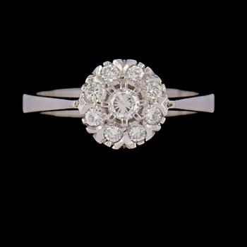 RING, 18k vitguld med 9 briljantslipade diamanter, 0.39 ct,  Älvängens Guld & Silver, Göteborg, 1990. Vikt 4 g.