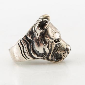 Ring, silver, in the form of a mastiff.