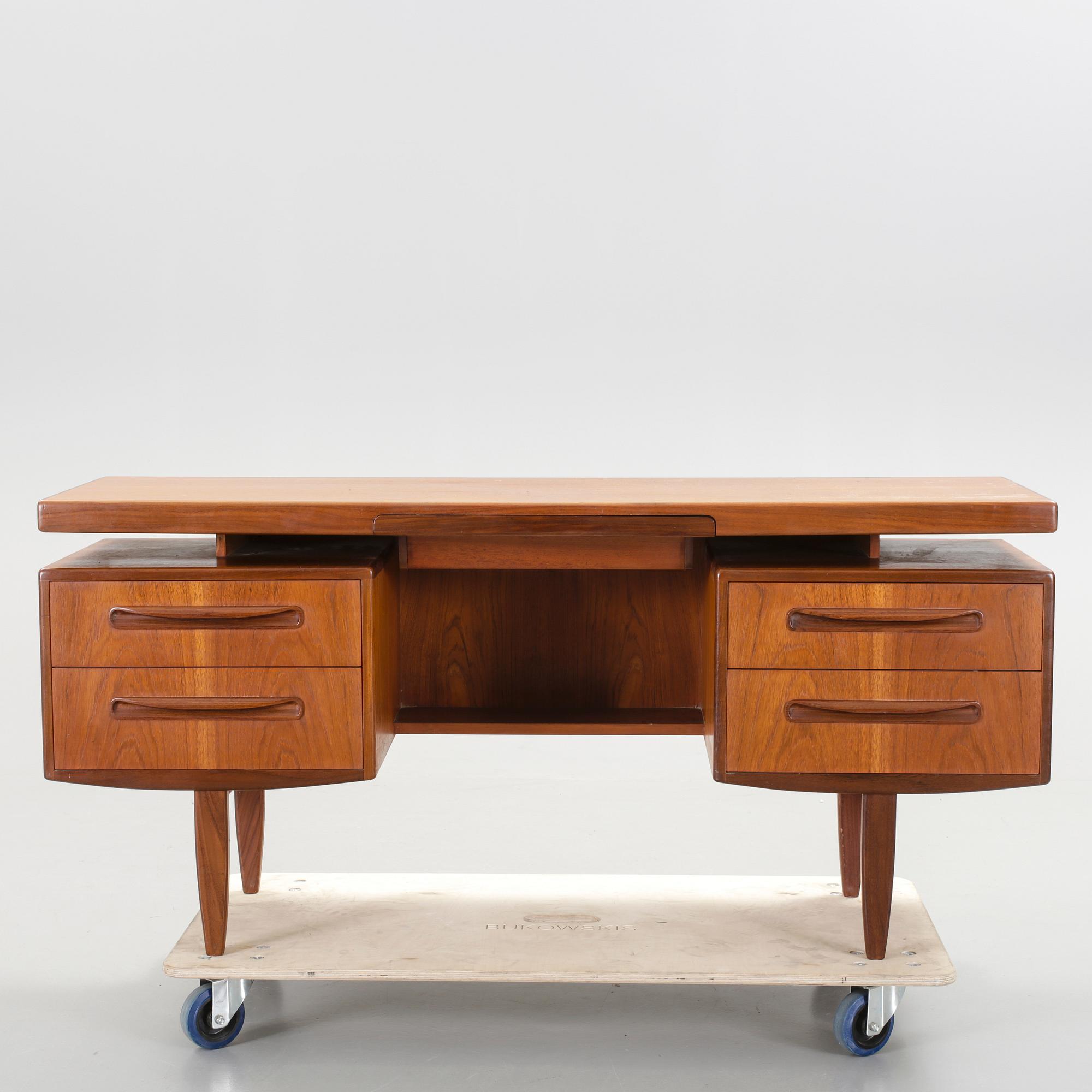 SIDEBOARD / SKRIVBORD, "G-Plan", omkring 1900-talets mitt.