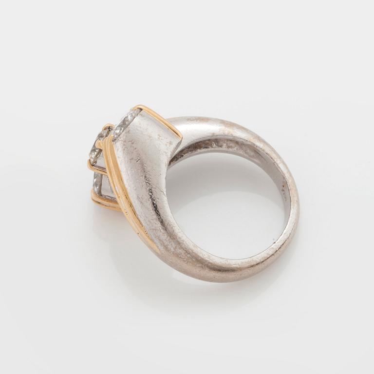 RING med briljantslipade diamanter.
