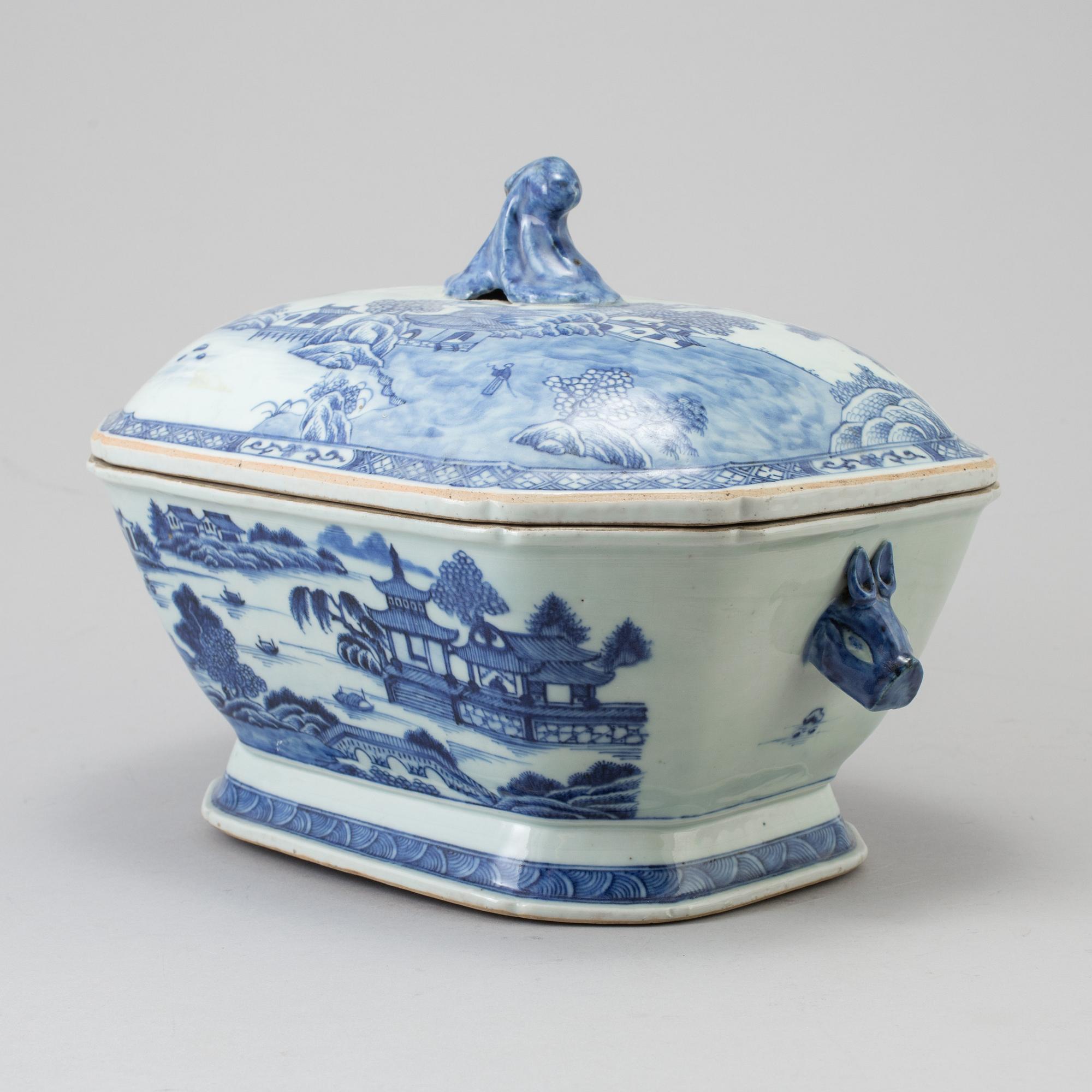 A Chinese export porcelain blue and white tureen and cover, Qianlong (1736-1795).