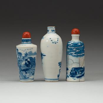 SNUSFLASKOR, tre stycken, porslin. Qingdynastin, 1800-tal.