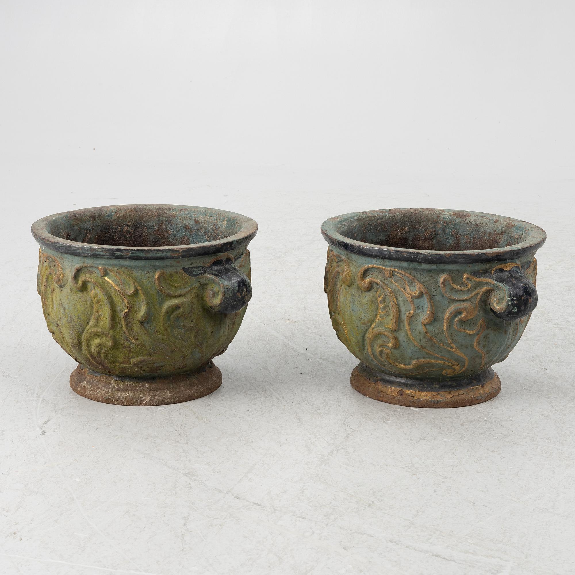 A pair of cast iron garden urns, 'Barockurnan', Näfveqvarns Bruk, Sweden, 20th Century.