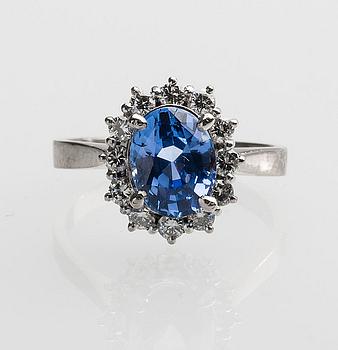 RING, 18 k vitguld med safir ca 2.50 ct. Tillverkad av Stigbert, Heribert Engelbert, Stockholm, 1986. Vikt ca 4,5 g.
