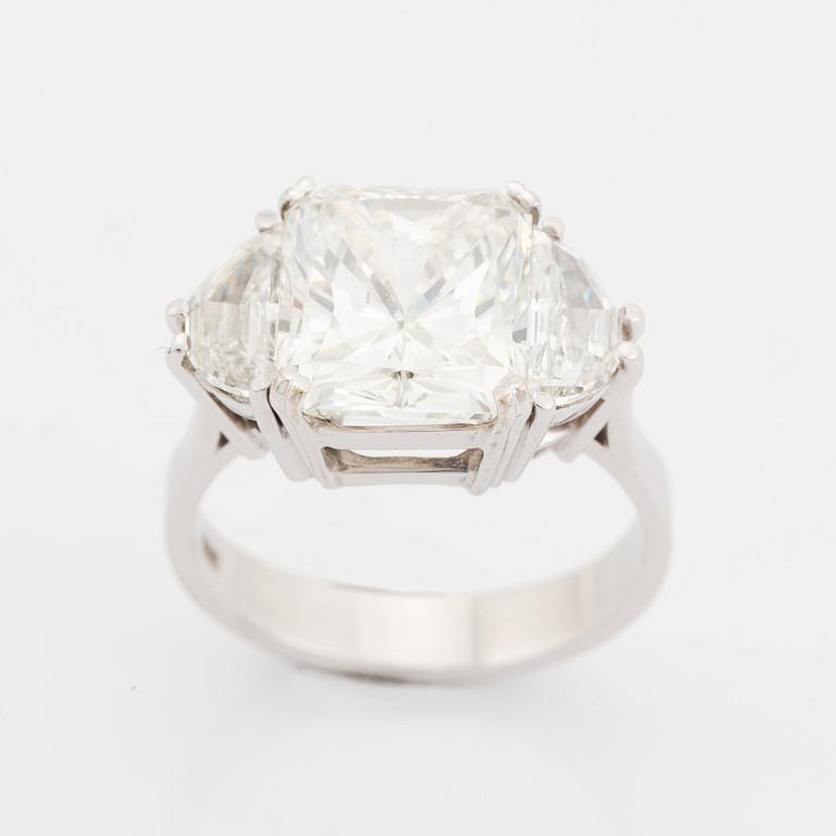 An 18K white gold ring set with a radiant-cut diamond weight 5.02 cts quality H vs2.