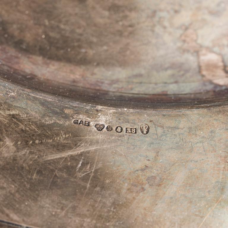 Two silver serving dishes, one marked GAB, Stockholm, Sweden 1944. Total weight 1620 g.