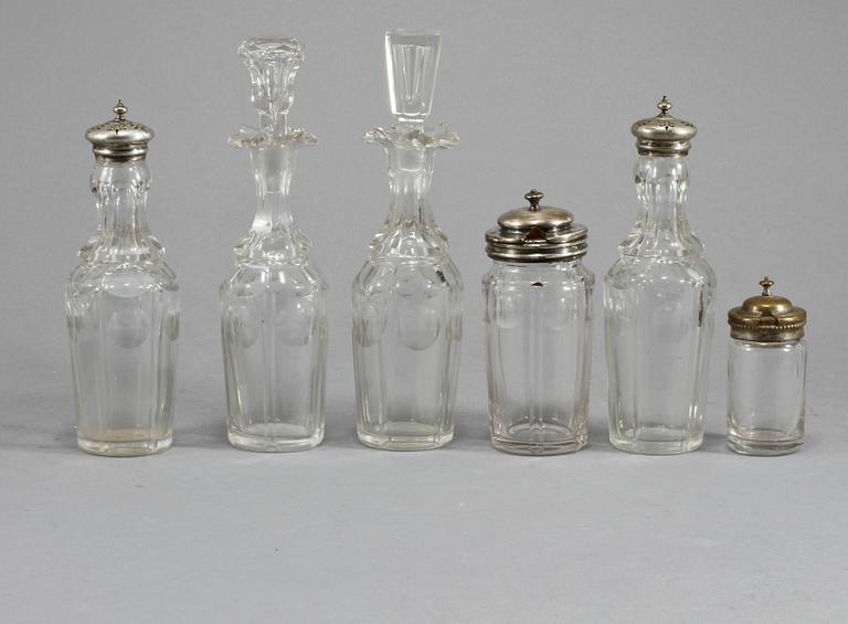 BORDSSURTOUT, 7 delar, vitmetall och glas, omkring år 1900.