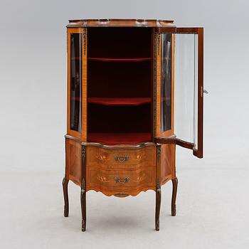 VITRINSKÅP, Louis XVI-stil, 1900-talets andra hälft.