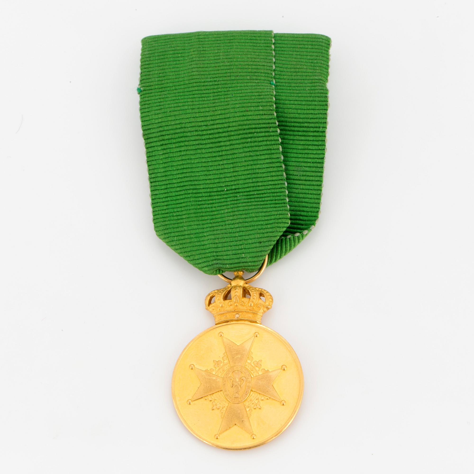 The gold medal of Vasa with green ribbon.