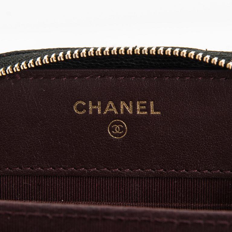 Chanel, "O-porte tel a chaine" laukku, 2020.