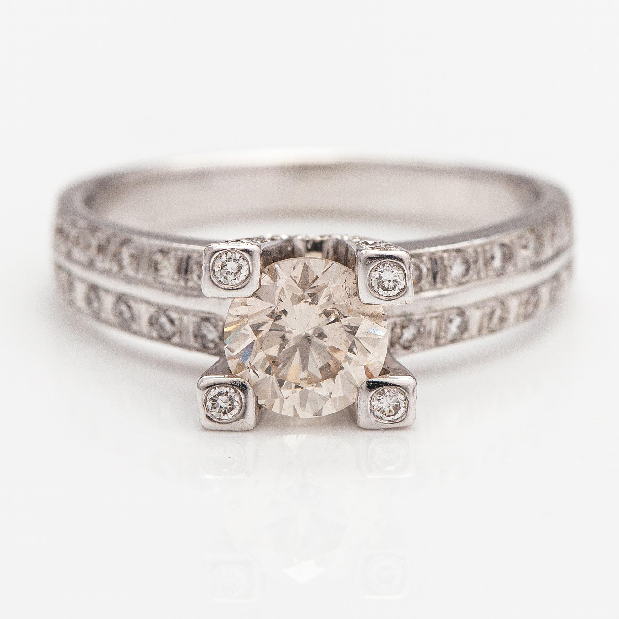 Ring, 18K vitguld, diamanter ca 1.55 ct tot.