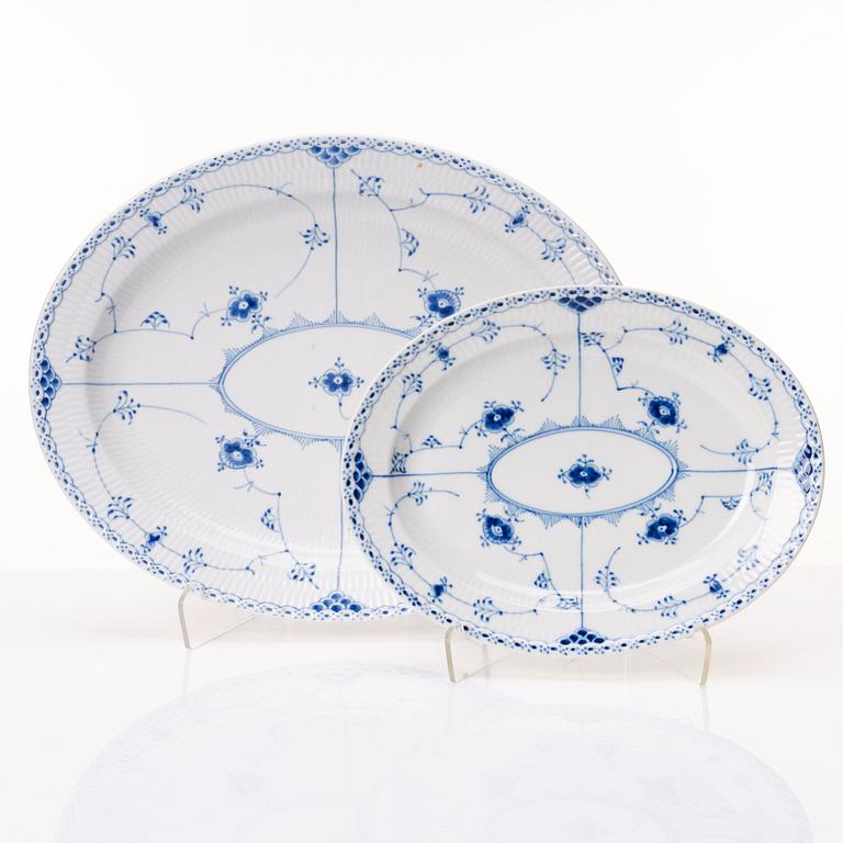 Royal Copenhagen, a 107 pieces 'Musselmalet' porcelain service, 20th century.
