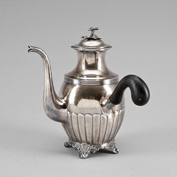 KAFFEKANNA, silver, senempire, Kjellberg, Västerås 1862. Vikt ca 674 gram.