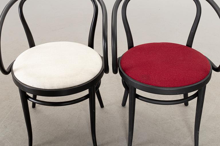 A SET OF 6 THONET CHAIRS.