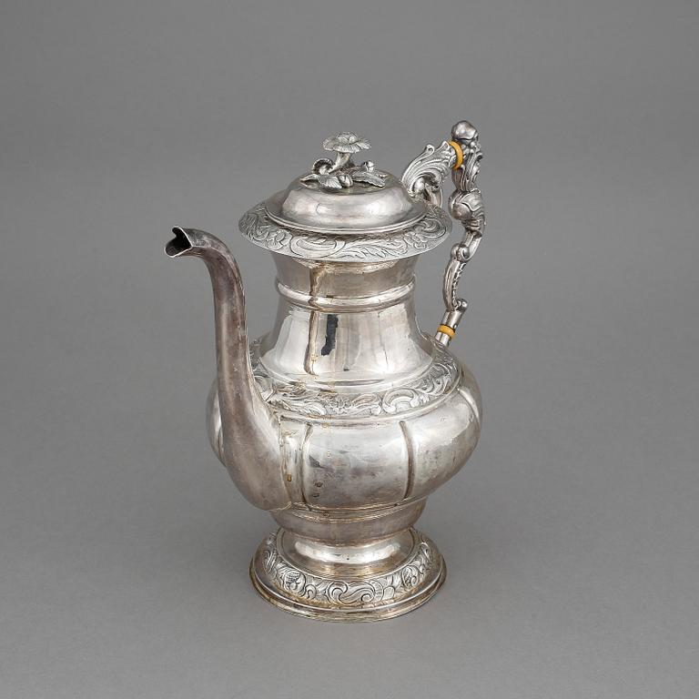 KAFFEKANNA, silver, senempire/nyrokoko, sannolikt Carl Fredrik Hultbom, Stockholm 1841. vikt ca 704 gram.