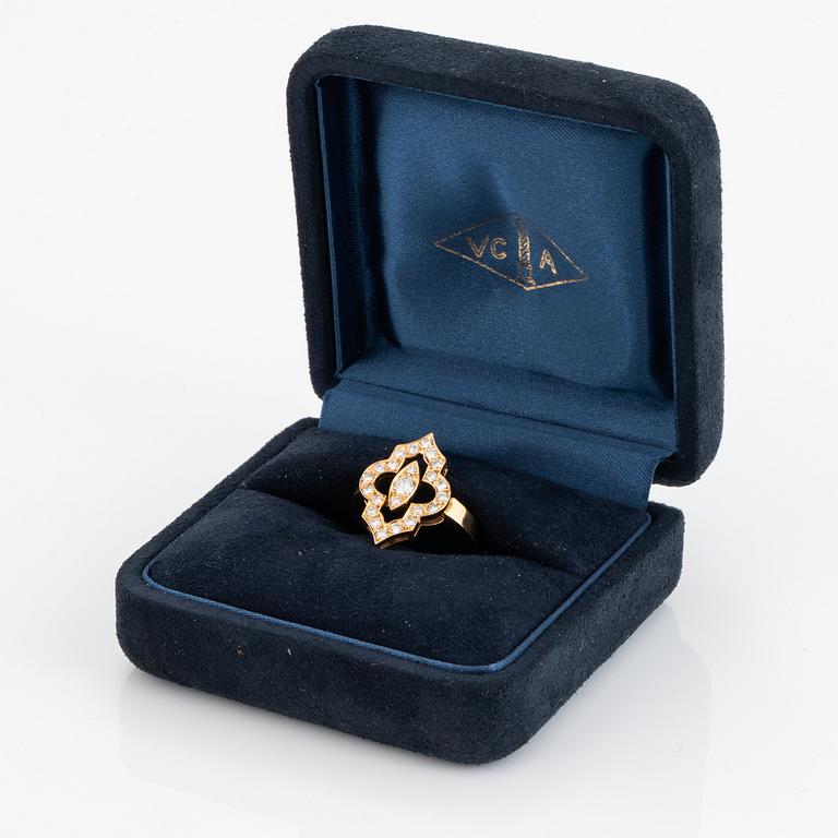 A Van Cleef et Arpels ring in 18K gold set with round brilliant-cut diamonds with a total weight of ca 0.40 ct.