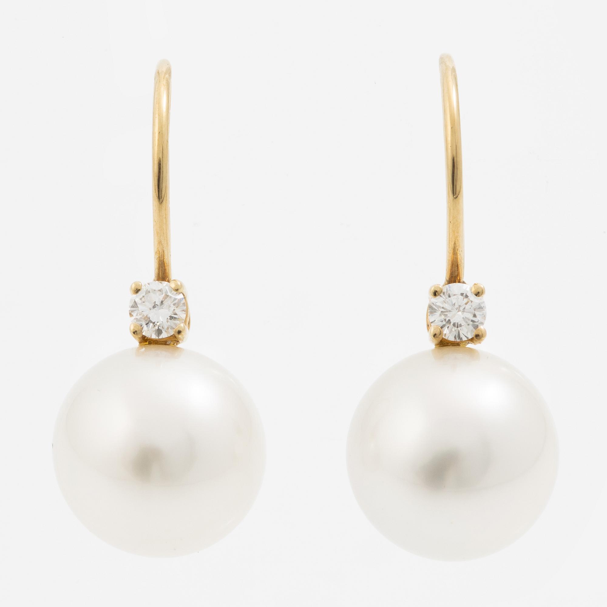 Earrings in 18K gold with white cultured South Sea pearls and brilliant-cut diamonds.