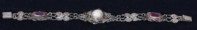 HALSBAND samt ARMBAND, vitmetall, stenar och camé.