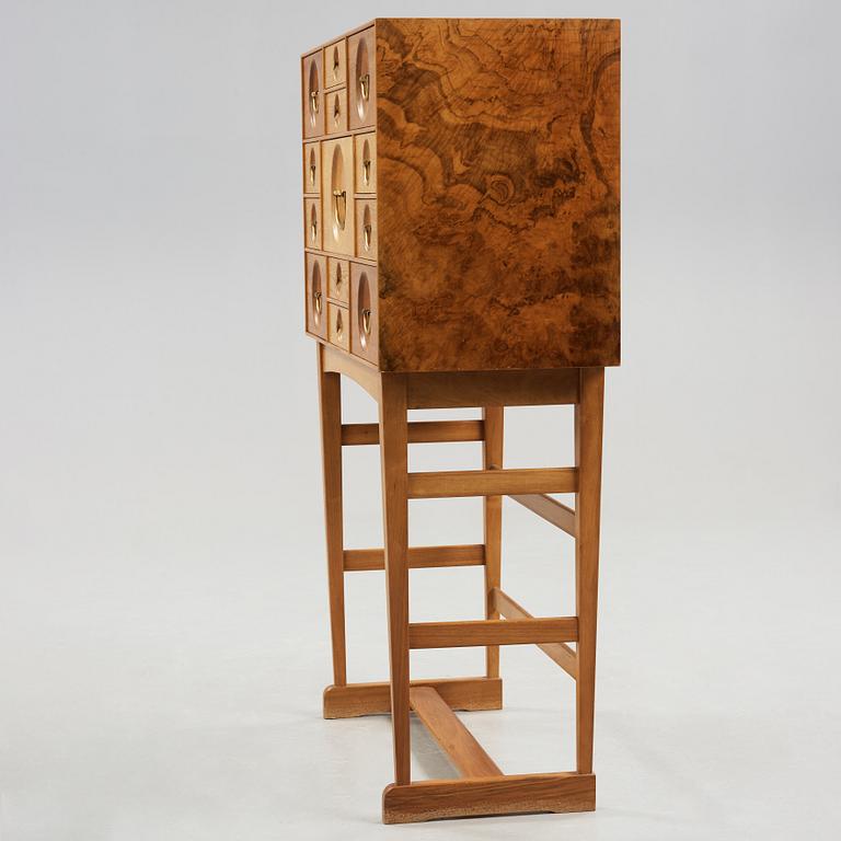 JOSEF FRANK, skåp, Firma Svenskt Tenn, 1965, modell 2237.