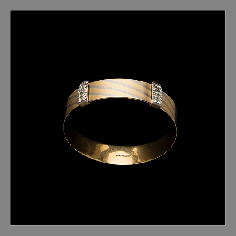 ELIS KAUPPI, BRACELET. 18K three-colour gold, total amount of diamonds 1.00 ct. Kupittaan Kulta 1989.