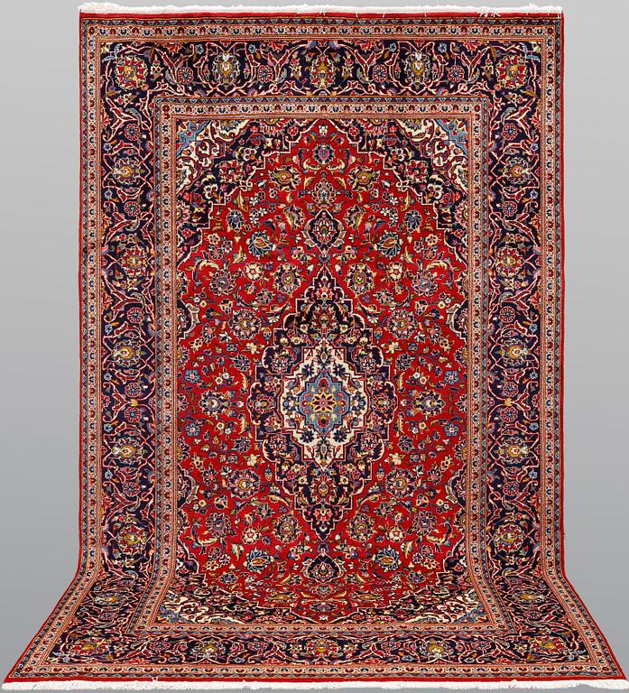 A Keshan carpet, approx. 318 x 202 cm.