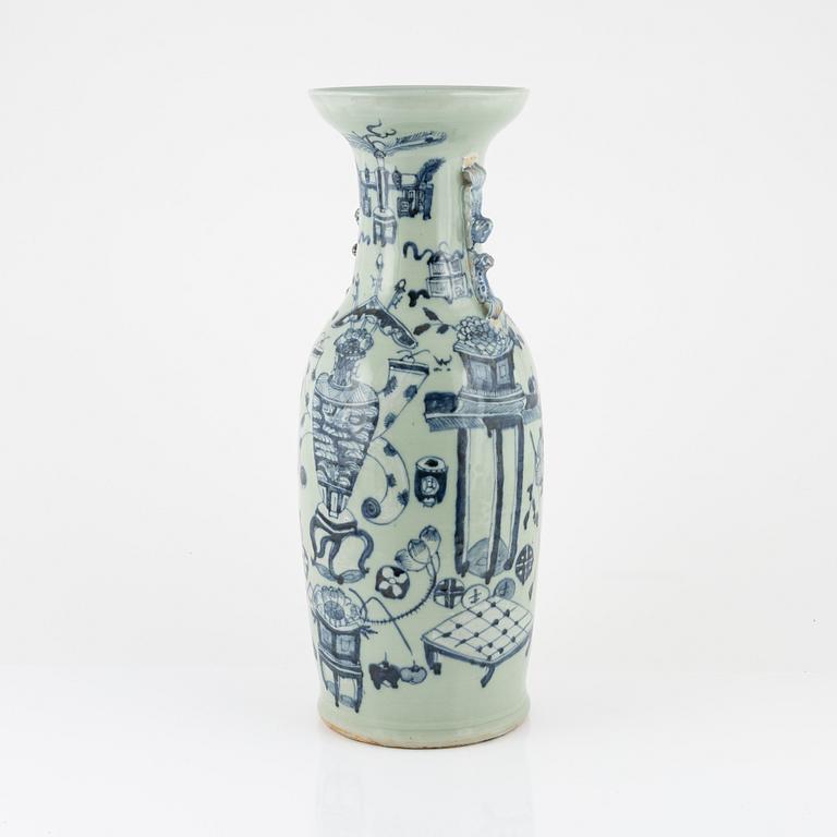 A Chinese porcelain vase, Qing dynasty, late 19th Century.