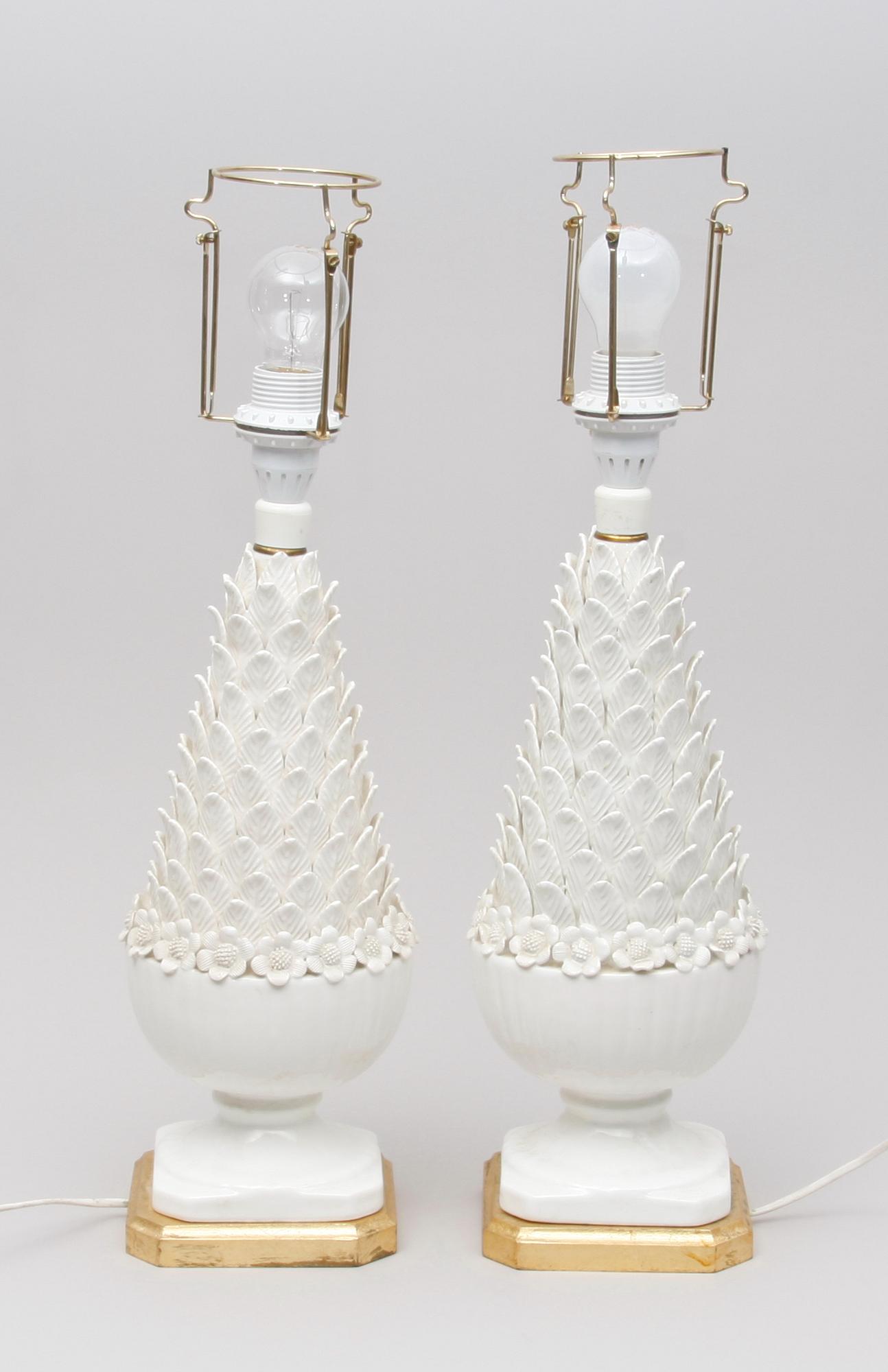 BORDSARMATURER, ett par. Porslin.