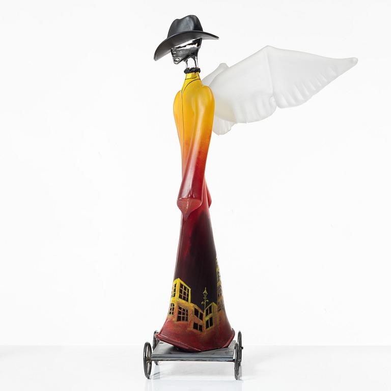 Kjell Engman, Bevingad figur i röd rock.