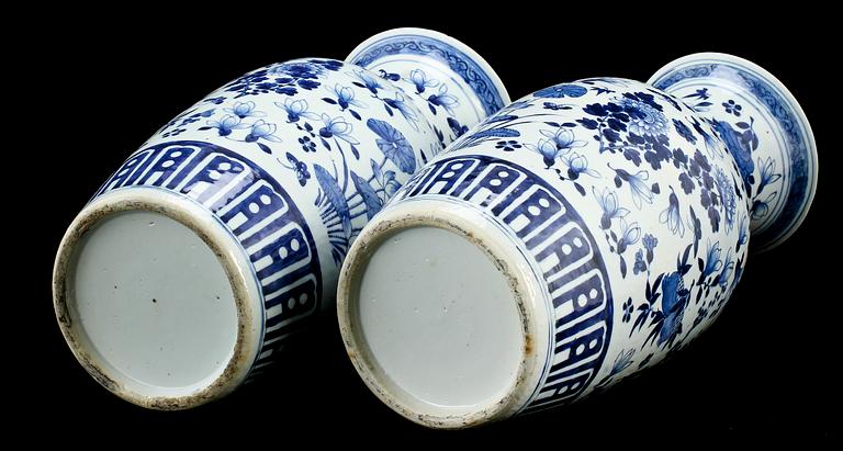 GOLVURNOR, ett par, porslin, Kina, 1800-tal.