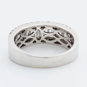 RING 18K whitegold brilliant-cut diamonds approximately 0,30 ct and baguette-cut diamonds approximately 1 ct.