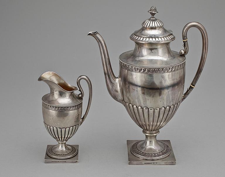 KAFFEKANNA samt MJÖLKKANNA, silver, empirestil, Ludvig Axelson Jr, Stockholm, 1898. Tot vikt ca 662g.