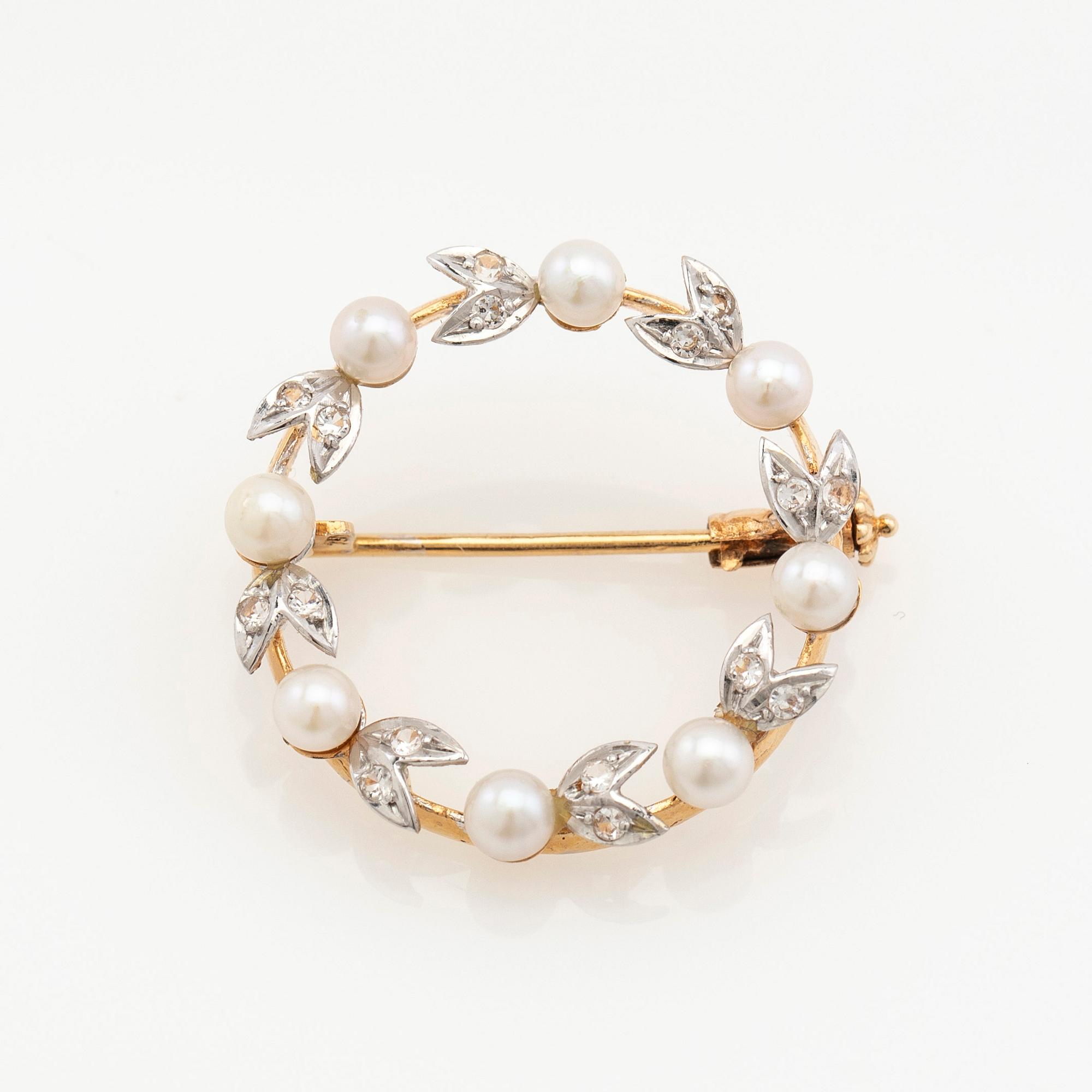 Brooch, 18K gold set with brilliant-cut diamonds and pearls.