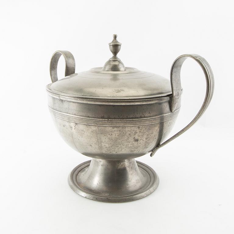 Tureen with lid, second half of the 1800s, possibly Germany.